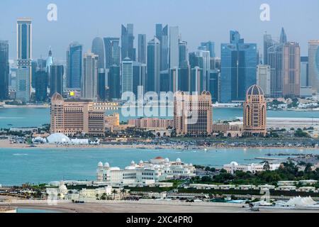 Doha, Katar - 4. Februar 2024: Aus der Vogelperspektive auf St. Regis und Interkontinentalhotel mit Doha Skyline Stockfoto