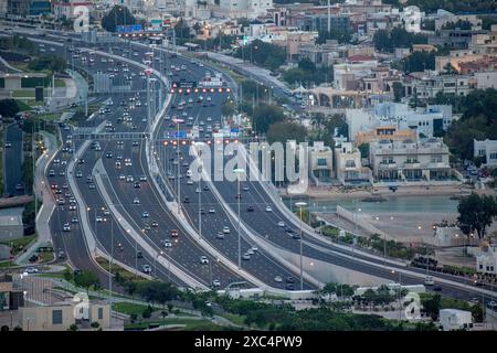 Lusail Express Way aus der Vogelperspektive. Katara unterquert Straßen und Verkehr Stockfoto