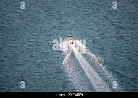 Ultrabreites Foto der Luftdrohne von Jet-Ski-Wasserfahrzeugen, die in hoher Geschwindigkeit im Yachthafen von lusail fahren Stockfoto