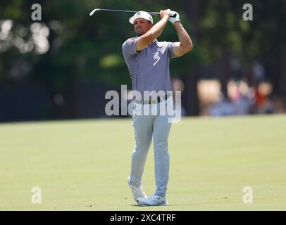 Pinehurst, Usa. Juni 2024. Bryson DeChambeau beobachtet, wie er während der zweiten Runde der 124. US Open Golfmeisterschaft im Pinehurst Resort & Country Club in Pinehurst, N.C., am Freitag, den 14. Juni 2024 auf das sechzehnte Grün geschossen hat. Foto: John Angelillo/UPI Credit: UPI/Alamy Live News Stockfoto