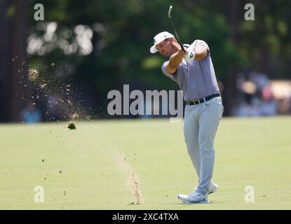 Pinehurst, Usa. Juni 2024. Bryson DeChambeau trifft seinen Zuschlag auf das sechzehnte Grün während der zweiten Runde der 124. U.S. Open Golf Championship im Pinehurst Resort & Country Club in Pinehurst, N.C. am Freitag, den 14. Juni 2024. Foto: John Angelillo/UPI Credit: UPI/Alamy Live News Stockfoto