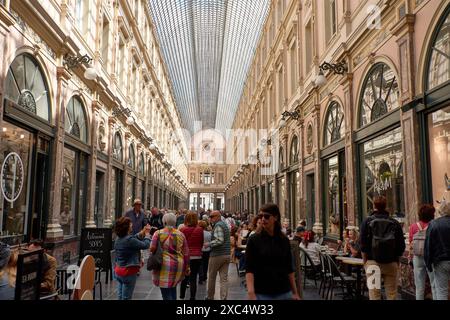 Brüssel, Belgien; Juni 2024: Die Königliche Galerie St. Hubert in Brüssel. Es ist eine verglaste Einkaufsgalerie, in der es zahlreiche Luxusgüter gibt Stockfoto