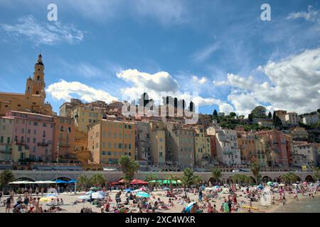 Ein Bild der farbenfrohen Stadt Menton vom Hafen aus, der am Strand im Vorgarten und der Stadt im Hintergrund liegt Stockfoto