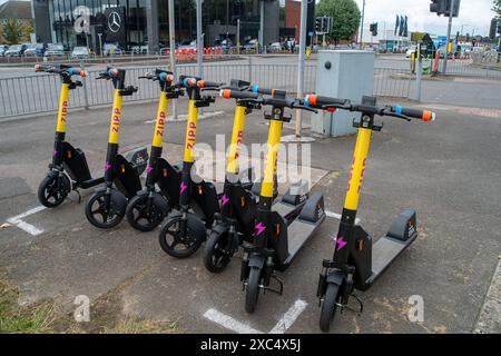 Slough, Großbritannien. Juni 2024. Trial Zipp E-Scooter zur Vermietung in Slough, Berkshire. Der Stadtrat von Slough hat angekündigt, dass Personen, die E-Scooter in Slough mieten, während der UEFA Euro 2024 von den reduzierten Mietpreisen für E-Scooter profitieren werden. Einige Bewohner befürchten, dass dies bedeuten könnte, dass Fußballfans, die ihre Autos zu Hause lassen, um die Spiele im Pub zu sehen, dann E-Scooter mieten könnten, um sie nach Hause zu bringen, während sie unter Alkoholeinfluss stehen. Das Gesetz sieht vor, dass „Sie keinen E-Roller fahren sollten, während Sie betrunken oder anderweitig betrunken sind – Sie können strafrechtlich verfolgt werden Stockfoto