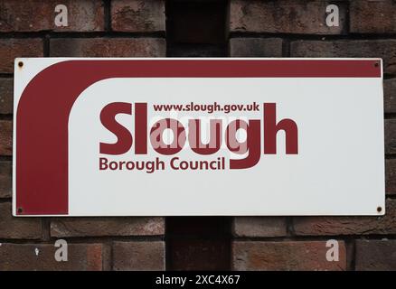 Slough, Großbritannien. Juni 2024. Trial Zipp E-Scooter zur Vermietung in Slough, Berkshire. Der Stadtrat von Slough hat angekündigt, dass Personen, die E-Scooter in Slough mieten, während der UEFA Euro 2024 von den reduzierten Mietpreisen für E-Scooter profitieren werden. Einige Bewohner befürchten, dass dies bedeuten könnte, dass Fußballfans, die ihre Autos zu Hause lassen, um die Spiele im Pub zu sehen, dann E-Scooter mieten könnten, um sie nach Hause zu bringen, während sie unter Alkoholeinfluss stehen. Das Gesetz sieht vor, dass „Sie keinen E-Roller fahren sollten, während Sie betrunken oder anderweitig betrunken sind – Sie können strafrechtlich verfolgt werden Stockfoto