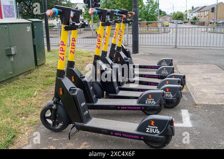 Slough, Großbritannien. Juni 2024. Trial Zipp E-Scooter zur Vermietung in Slough, Berkshire. Der Stadtrat von Slough hat angekündigt, dass Personen, die E-Scooter in Slough mieten, während der UEFA Euro 2024 von den reduzierten Mietpreisen für E-Scooter profitieren werden. Einige Bewohner befürchten, dass dies bedeuten könnte, dass Fußballfans, die ihre Autos zu Hause lassen, um die Spiele im Pub zu sehen, dann E-Scooter mieten könnten, um sie nach Hause zu bringen, während sie unter Alkoholeinfluss stehen. Das Gesetz sieht vor, dass „Sie keinen E-Roller fahren sollten, während Sie betrunken oder anderweitig betrunken sind – Sie können strafrechtlich verfolgt werden Stockfoto