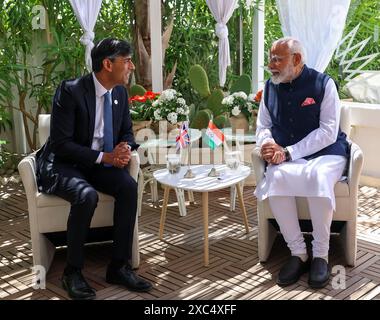 Region Apulien, Italien. Juni 2024. Der indische Premierminister Narendra Modi (R) und der britische Premierminister Rishi Sunak begrüßen nach einem bilateralen Treffen im Borgo Egnazia Resort während des G7-Gipfels, der am Freitag, den 14. Juni 2024 in der Region Apulien in Savelletri, Italien, veranstaltet wurde. Foto vom Fotobüro des indischen Premierministers/UPI Credit: UPI/Alamy Live News Stockfoto