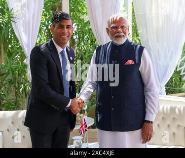 Region Apulien, Italien. Juni 2024. Der indische Premierminister Narendra Modi (R) und der britische Premierminister Rishi Sunak begrüßen nach einem bilateralen Treffen im Borgo Egnazia Resort während des G7-Gipfels, der am Freitag, den 14. Juni 2024 in der Region Apulien in Savelletri, Italien, veranstaltet wurde. Foto vom Fotobüro des indischen Premierministers/UPI Credit: UPI/Alamy Live News Stockfoto