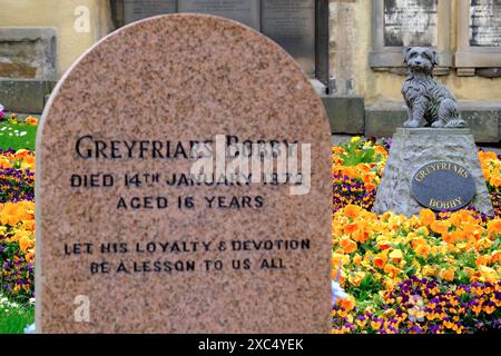 Der Grabstein und die Statue der Gedenkstätte von Greyfriars Bobby, dem Skye-Terrier, der angeblich 14 Jahre lang in Greyfriars Kirkyard über dem Grab seines Meisters stand. Edinburgh, Schottland, Vereinigtes Königreich Stockfoto