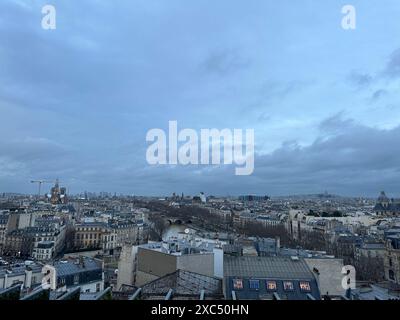 Wunderschöne Gebäude in Paris an bewölktem Tag, Blick vom Hotelfenster Stockfoto