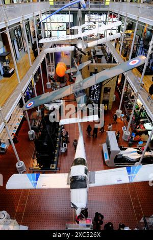 Flugzeuge, die in Wissenschafts- und Technikgalerien ausgestellt werden. National Museum of Scotland.Edinburgh.Scotland.United Kingdom Stockfoto