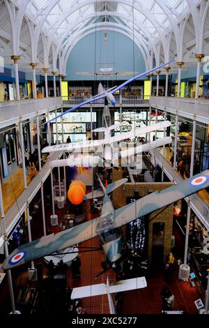 Flugzeuge, die in Wissenschafts- und Technikgalerien ausgestellt werden. National Museum of Scotland.Edinburgh.Scotland.United Kingdom Stockfoto