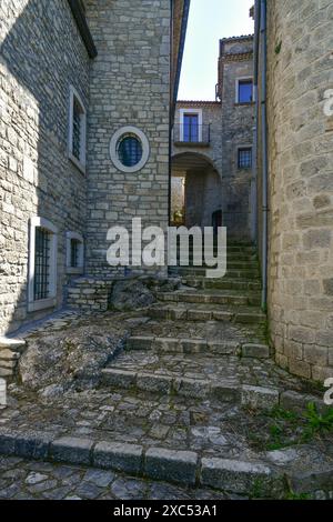 Eine enge Steinallee mit Stufen, die zwischen historischen Gebäuden in einer alten europäischen Stadt hinaufführen. Stockfoto