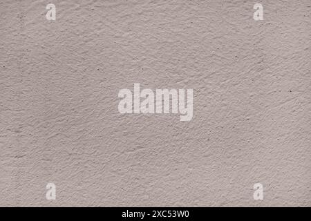 Hellbraune Textur der Betonputzwand mit Rauheit. Leer für den Hintergrund in Grafiken. Nahaufnahme von Baustoffen und deren Oberfläche Stockfoto