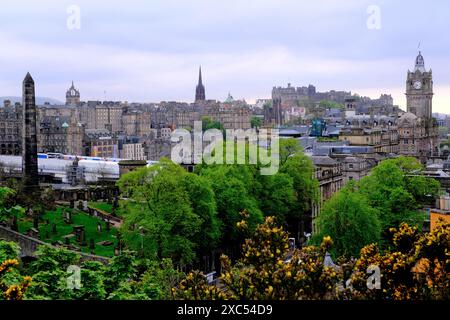 Die Skyline des Zentrums von Edinburgh vom Calton Hill mit der Burg Edinburgh im Hintergrund und dem Grabplatz New Calton im Vordergrund.Edinburgh.Schottland.Vereinigtes Königreich Stockfoto