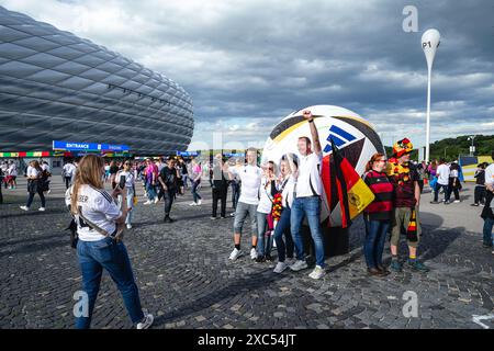 München, Deutschland, 14. Juni 2024 MÜNCHEN, DEUTSCHLAND - 14. JUNI: Fans von Deutschland machen Fotos neben einem Modell der UEFA Euro 2024 Meisterschaft vor dem Eröffnungsspiel der UEFA Euro 2024 Meisterschaft zwischen Deutschland und Schottland am 14. Juni 2024 in München. (Foto: Dan O' Connor/ATPImages) Dan O' Connor (Dan O' Connor/ATP Images/SPP) Stockfoto