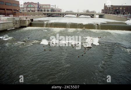 Aurora, Illinois, USA, ca. 1991. Der Fox River fließt im Winter durch die Stadt an Stolp Island und über den North Aurora Dam #2. Stockfoto