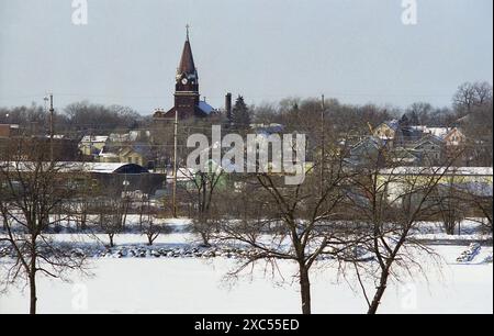 Aurora, Illinois, USA, ca. 1991. Ein Stadtviertel im Winter, mit der rumänischen katholischen Kirche St. Michael dominiert die Aussicht. Stockfoto