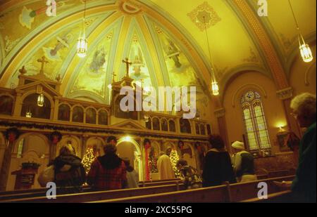 Aurora, Illinois, USA, ca. 1991. Das Innere der rumänischen katholischen Kirche St. Michael während eines Gottesdienstes. Stockfoto