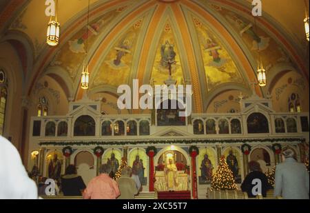 Aurora, Illinois, USA, ca. 1991. Das Innere der rumänischen katholischen Kirche St. Michael während eines Gottesdienstes. Stockfoto