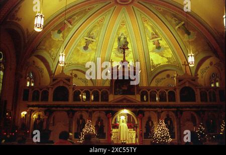 Aurora, Illinois, USA, ca. 1991. Das Innere der rumänischen katholischen Kirche St. Michael während eines Gottesdienstes. Stockfoto