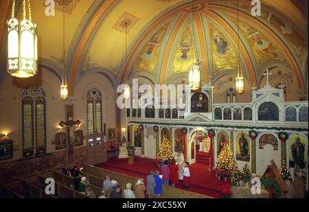 Aurora, Illinois, USA, ca. 1991. Das Innere der rumänischen katholischen Kirche St. Michael während eines Gottesdienstes. Stockfoto