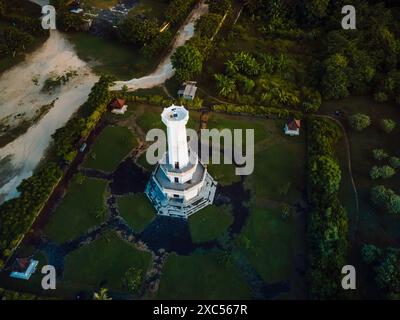Weißer Leuchtturm am Pandawa Beach in Bali. Drohnenansicht Stockfoto