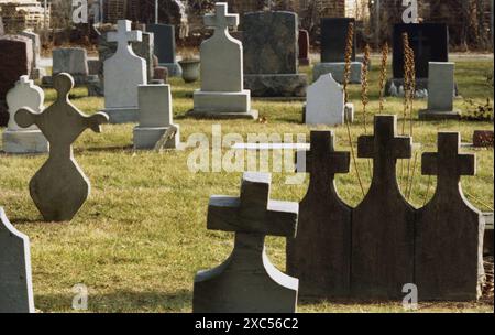 Steinkreuze auf einem christlich-katholischen Friedhof in Aurora, Illinois, USA, um 1991 Stockfoto