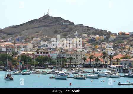 Segelboote liegen im Hafen von Mindelo, Cabo Verde Stockfoto