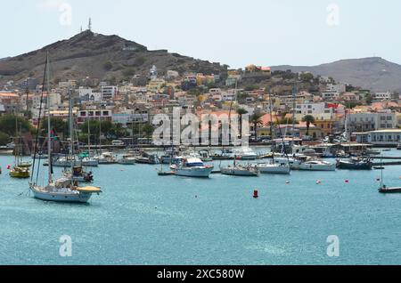 Segelboote liegen im Hafen von Mindelo, Cabo Verde Stockfoto