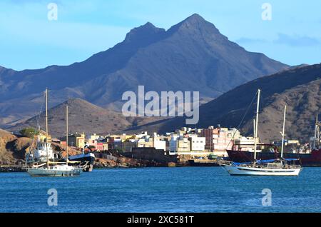 Segelboote liegen im Hafen von Mindelo, Cabo Verde Stockfoto