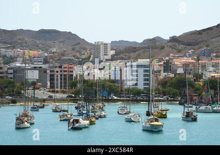 Segelboote liegen im Hafen von Mindelo, Cabo Verde Stockfoto