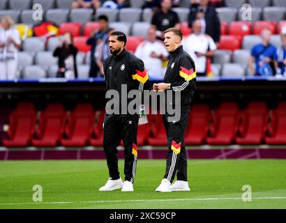 Emre Can (links) und Nico Schlotterbeck besichtigen das Spielfeld vor dem Spiel der UEFA Euro 2024 Gruppe A in der Münchner Fußball-Arena in München. Bilddatum: Freitag, 14. Juni 2024. Stockfoto