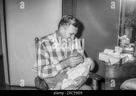 Fotograf im Alter von >1 Jahren, der von seinem 1984 verstorbenen Vater mit Flaschen gefüttert wurde. Stockfoto