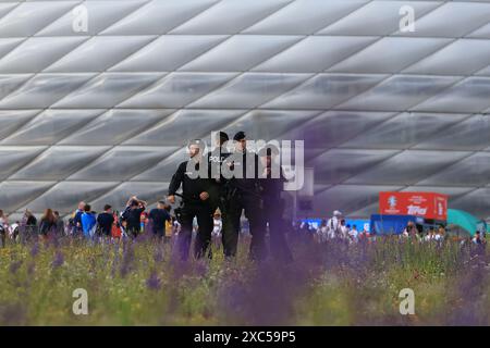 Die Polizei vor der UEFA-Europameisterschaft-Gruppe Ein Spiel zwischen Deutschland und Schottland in der Allianz Arena, München am Freitag, den 14. Juni 2024. (Foto: Pat Scaasi | MI News) Credit: MI News & Sport /Alamy Live News Stockfoto