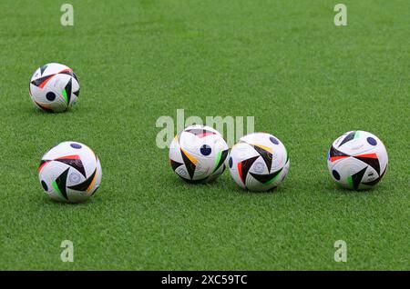 Berlin, Deutschland - 14. Juni 2024: Adidas FUSSBALLLIEBE, die offiziellen Spielbälle der UEFA EURO 2024 auf dem Gras des Olympiastadions Berlin während des Trainings der kroatischen Mannschaft vor dem Spiel der UEFA EURO 2024 gegen Spanien Stockfoto