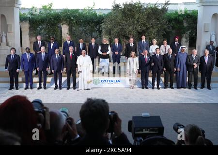 Papst Franziskus besucht die Staatschefs für ein Familienfoto beim Gipfeltreffen der Staats- und Regierungschefs der G7 im Ferienort Borgo Egnazia in Apulien, Italien. Bilddatum: Freitag, 14. Juni 2024. Stockfoto