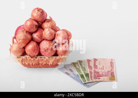 Bio-Zwiebeln Im Korb Mit Nigeria Naira Stockfoto