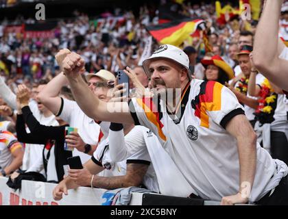 München, Deutschland. Juni 2024. Deutsche Fans im Stadion während des UEFA-Europameisterspiels in der Allianz Arena, München. Der Bildnachweis sollte lauten: David Klein/Sportimage Credit: Sportimage Ltd/Alamy Live News Stockfoto