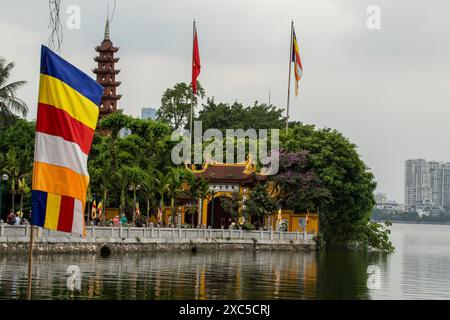 Verlockende, erstaunliche Trấn Quốc-Pagode, Chùa Trấn Quốc, Pagode des Trấn Quốc-Tempels, Ơn der See, Hanoi, Vietnam. Architektur, Arrangement, komplex, Stockfoto