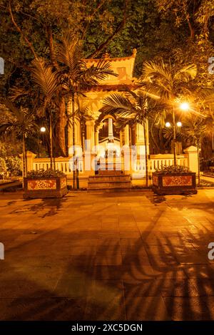 Verführerischer Nachtanblick auf King Le Thai To's Tempel, Eingang zum Schwertsee, Hanoi Altstadt, Vietnam. Entdeckung, schwer fassbar, Augen öffnend, interessant, einzigartig Stockfoto