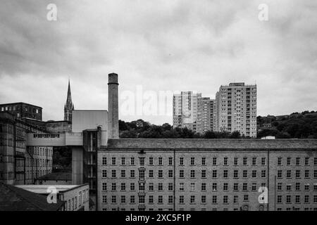 Haworth, West Yorkshire, Großbritannien. Die Skyline von Halifax mit Blick auf Dean Court Mills Stockfoto