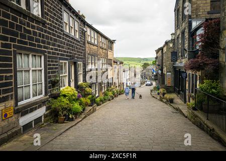 Haworth, West Yorkshire, Großbritannien. Blick auf die Main Street. Stockfoto