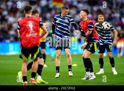 Der schottische Callum McGregor (Mitte) und Scott McTominay während des Vorspiels vor dem Spiel der UEFA Euro 2024 Group A in der Münchener Football Arena in München, Deutschland. Bilddatum: Freitag, 14. Juni 2024. Stockfoto