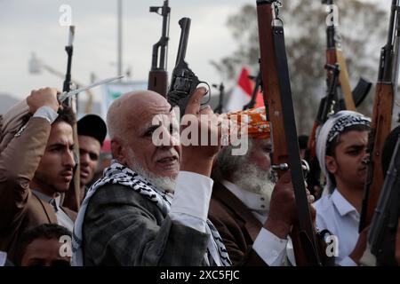 Huthi protestieren gegen die USA und Israel in Sanaa Stockfoto