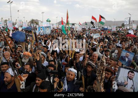 Huthi protestieren gegen die USA und Israel in Sanaa Stockfoto