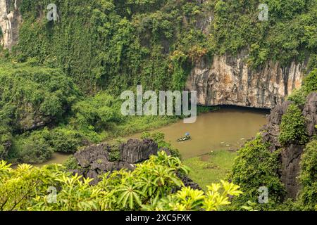 Atemberaubender Blick auf die touristischen Sampane, die sich entlang des Tam Coc-Flusses schlängeln, vom spektakulären 500 Stufen Bergblick, Ninh Bình, Vietnam Stockfoto