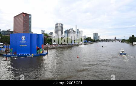 14. Juni 2024, Hessen, Frankfurt/Main: Fußball, UEFA Euro 2024, Deutschland - Schottland, Vorrunde, Gruppe A, Spieltag 1. Am Mainufer in Frankfurt versammelten sich die Besucher zum Eröffnungsspiel der Fußball-Europameisterschaft in der Fanzone. Foto: Arne Dedert/dpa Stockfoto