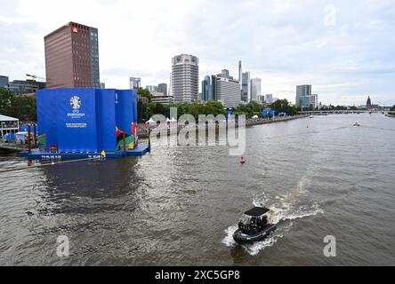 14. Juni 2024, Hessen, Frankfurt/Main: Fußball, UEFA Euro 2024, Deutschland - Schottland, Vorrunde, Gruppe A, Spieltag 1. Am Mainufer in Frankfurt versammelten sich die Besucher zum Eröffnungsspiel der Fußball-Europameisterschaft in der Fanzone. Foto: Arne Dedert/dpa Stockfoto