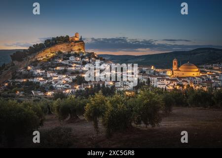 Luftaufnahme von Montefrio Stadt bei Nacht - Montefrio, Provinz Granada, Andalusien, Spanien Stockfoto